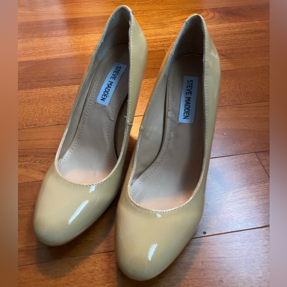 Steve Madden Women's Cream Pumps